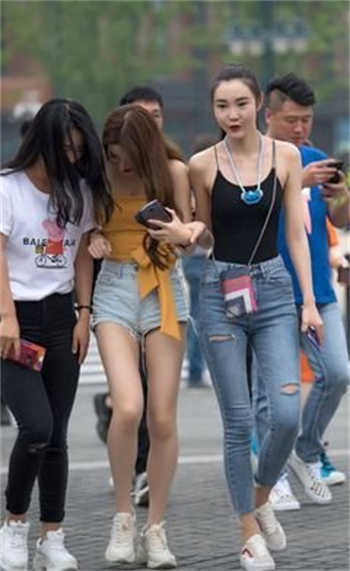 妈妈参加聚会回来很晚