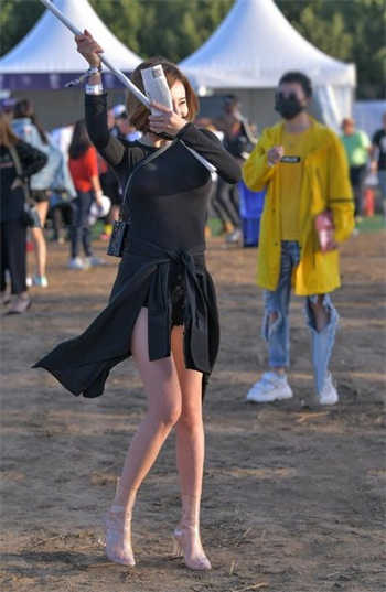 抖音女王哭的很惨大汗淋漓