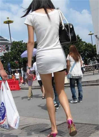女学生和体育老师打扑克