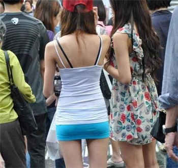 女学生和体育老师打扑克