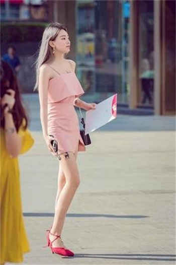 上门推销保险的女业务员