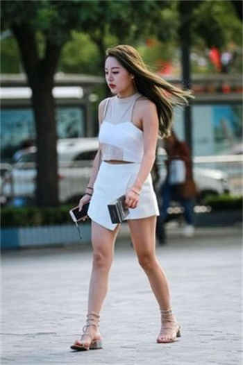 他的手突然滑进了我的