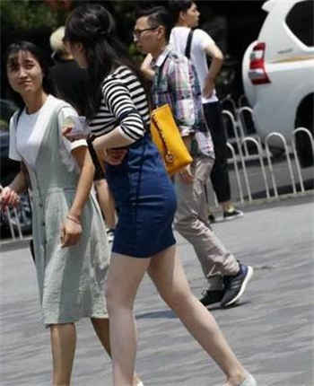 顾亿人搭讪泳池