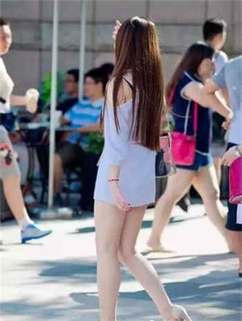 女家长陪学校领导