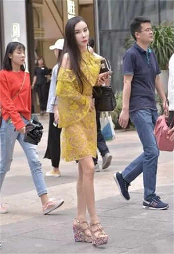 校长和女老师打扑克