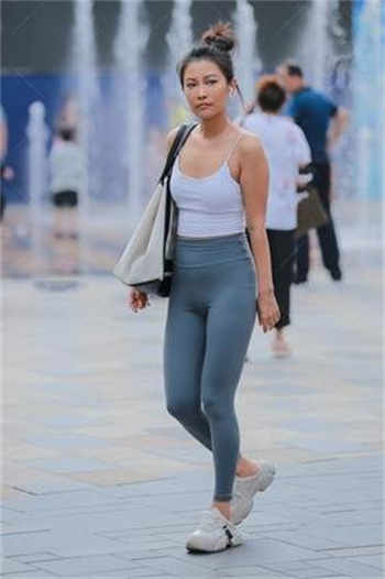 漂亮的房产女销售